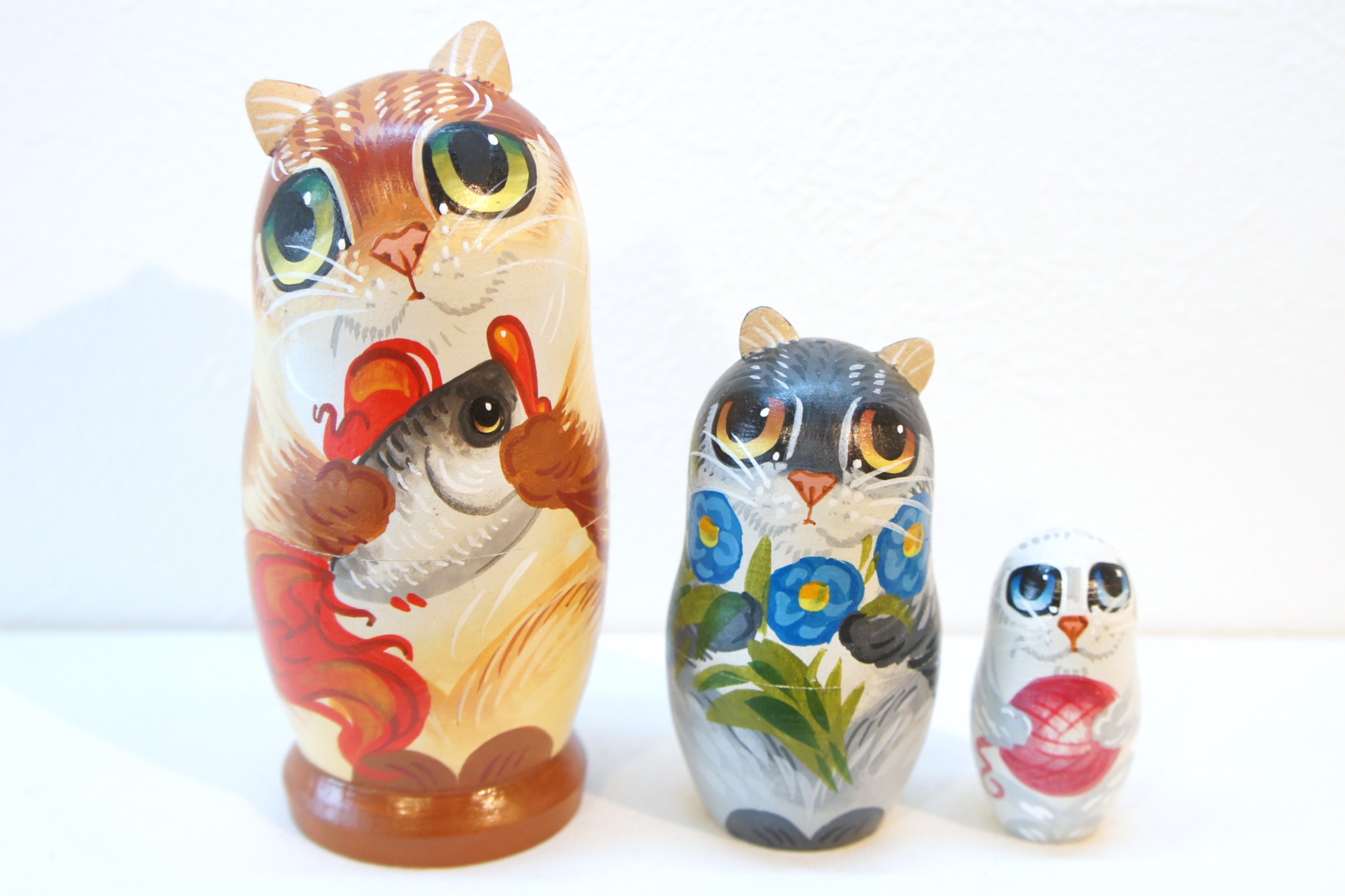 カラフル！大きな目のネコの親子マトリョーシカ＜茶色ネコ＞　3ピース　/11.7cm