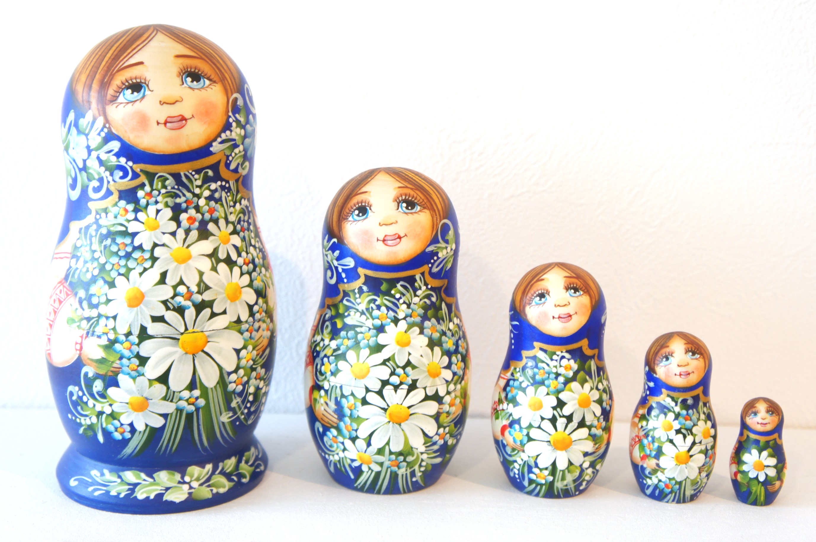 アンナ・バスカーカヴァ作　マトリョーシカ ＜マーガレット・青＞5ピース・Mサイズ  / 15.7cm