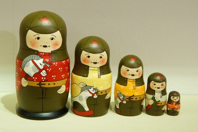 バカーノヴァ作　ソビエト陸軍・軍人のこどもマトリョーシカ　５ピース　/12cm