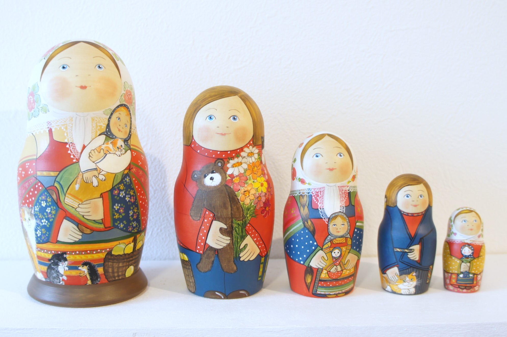 バボーヴァ作　ペイントマトリョーシカ　5ピース　＜私の宝物＞　/14.5cm