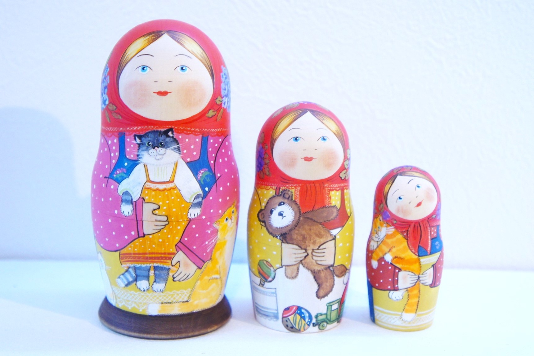 バボーヴァ作　ペイントマトリョーシカ　３ピース　＜ネコとおもちゃ-2＞　/11cm