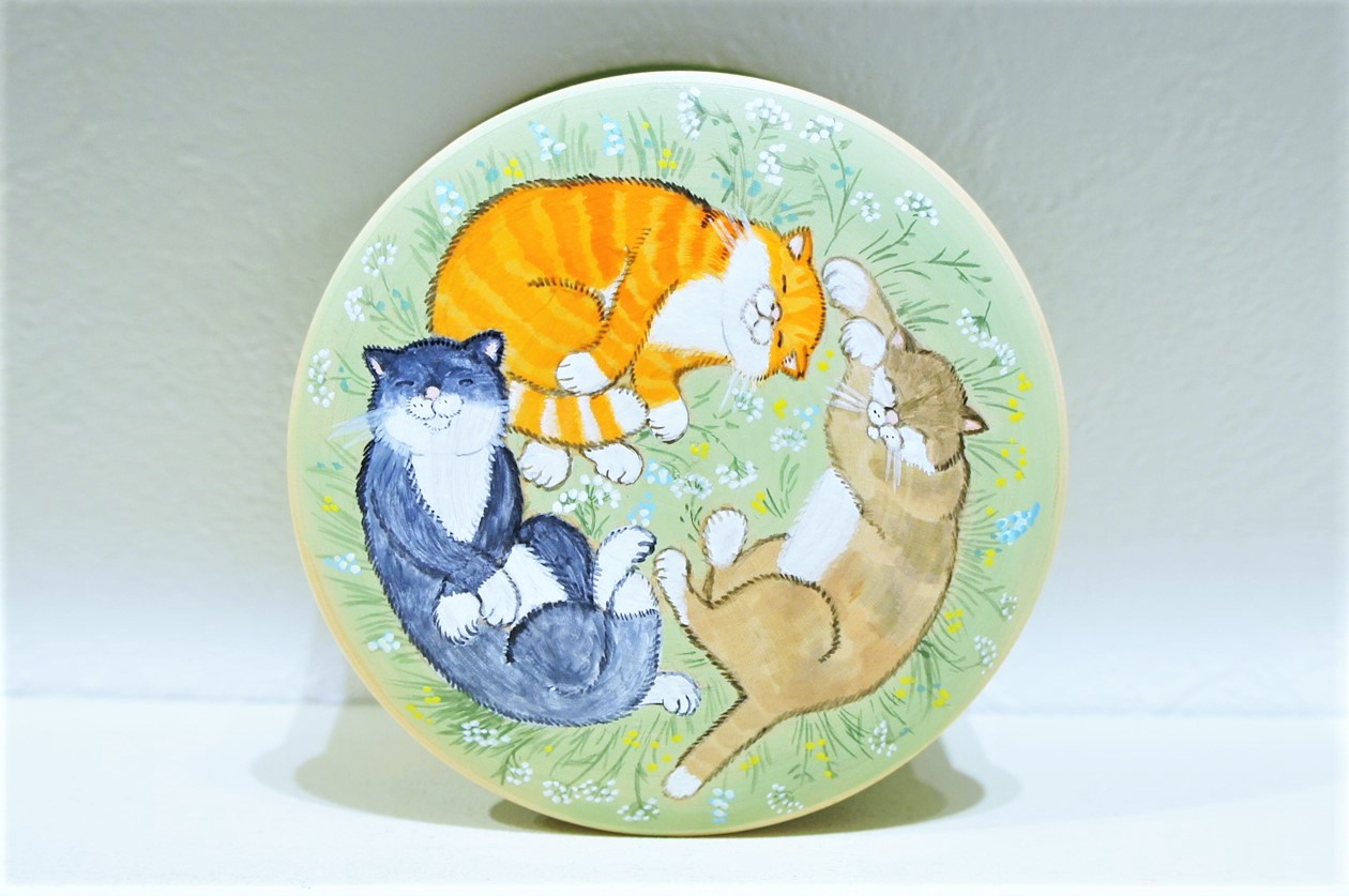 バボーヴァ作　円形木製箱　＜川沿いの芝生の上のネコたち＞/　直径9cm×高さ6cm