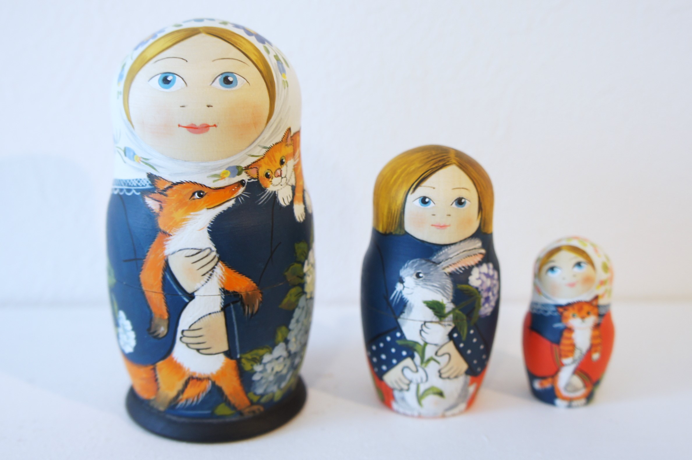 バボーヴァ作　ペイントマトリョーシカ　３ピース　＜キツネとネコとウサギと＞　/9.3cm