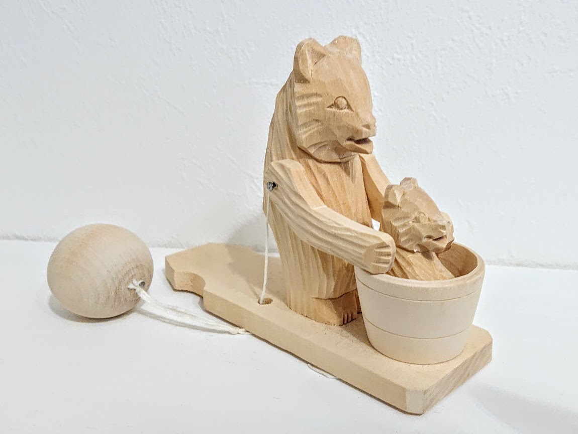 バガロツカエ・木のからくりおもちゃ【子グマを洗う、お母さんクマ】