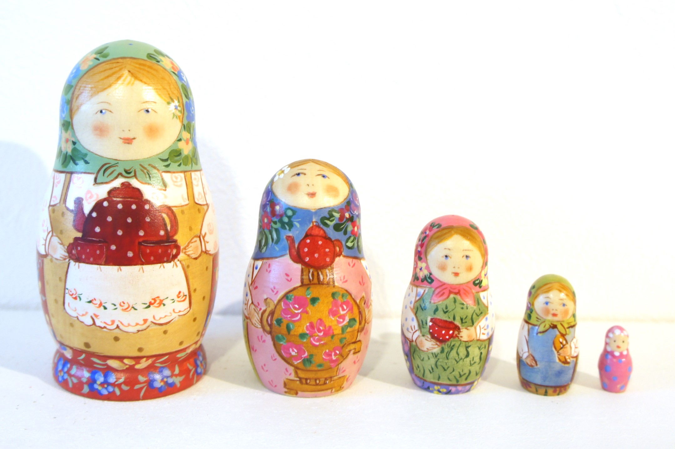 ダノーヴァ作　民族衣装マトリョーシカ　5ピース・Sサイズ　＜ティータイム＞　/　10.6cm