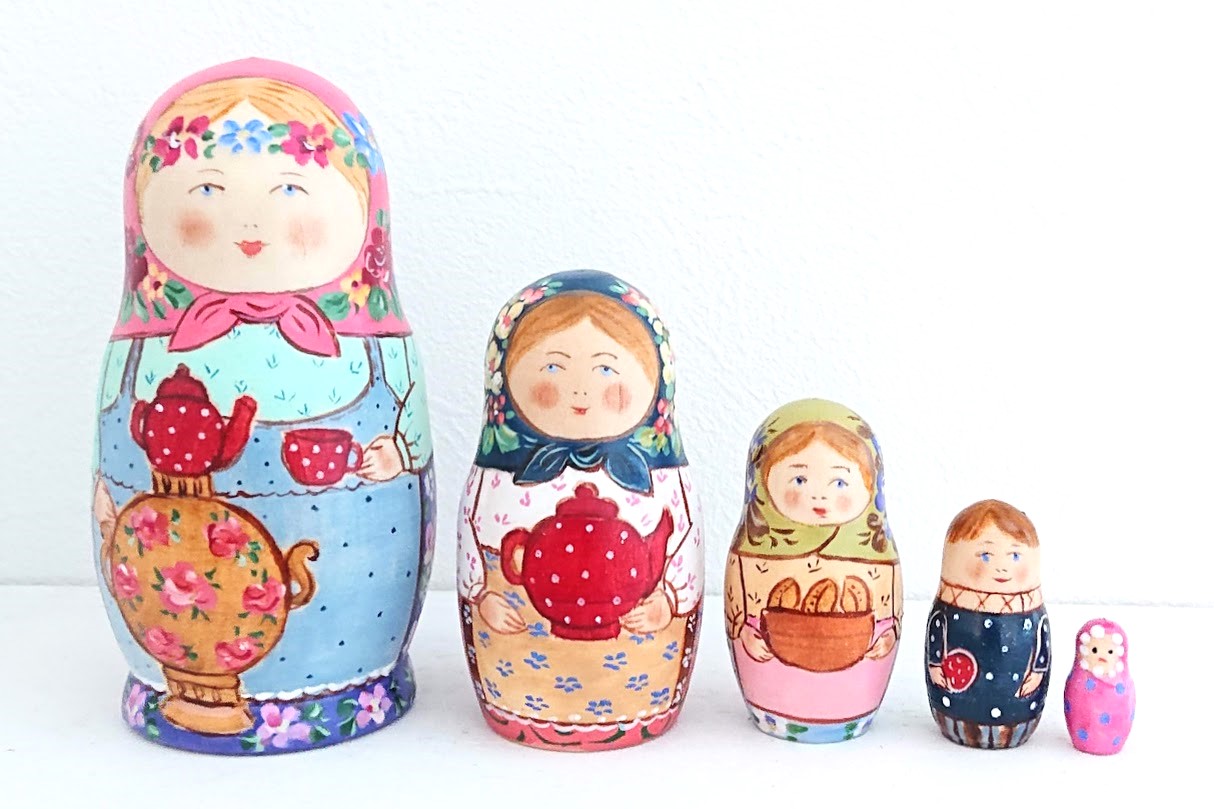 ダノーヴァ作　民族衣装マトリョーシカ　5ピース・Sサイズ　＜ティータイム（２）＞　/　10.8cm