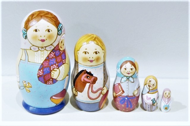 ドゥビニッチ作　パステルマトリョーシカ　Ｓサイズ　５ピース＜赤ちゃんを抱っこ＞　/10.5cm