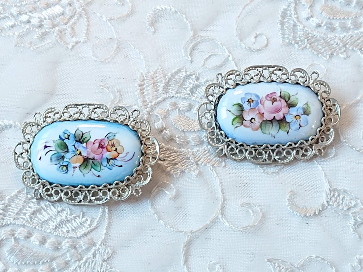 ロシアの伝統的エナメル工芸　フィニフティ・ブローチ＜水色地に花柄＞/ 幅3.5cm×高さ2.5cm【クリックポスト送付可】