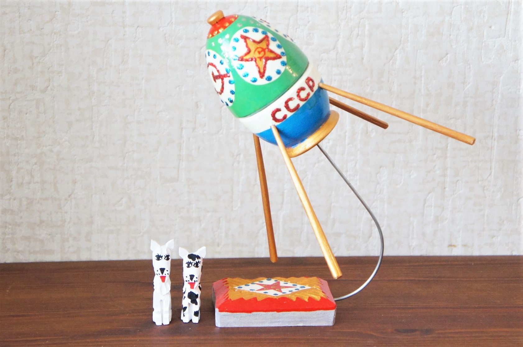 ファミーン作　ハンドメイド！人工衛星スプートニク・マトリョーシカ（卵型)　中に宇宙犬入り★