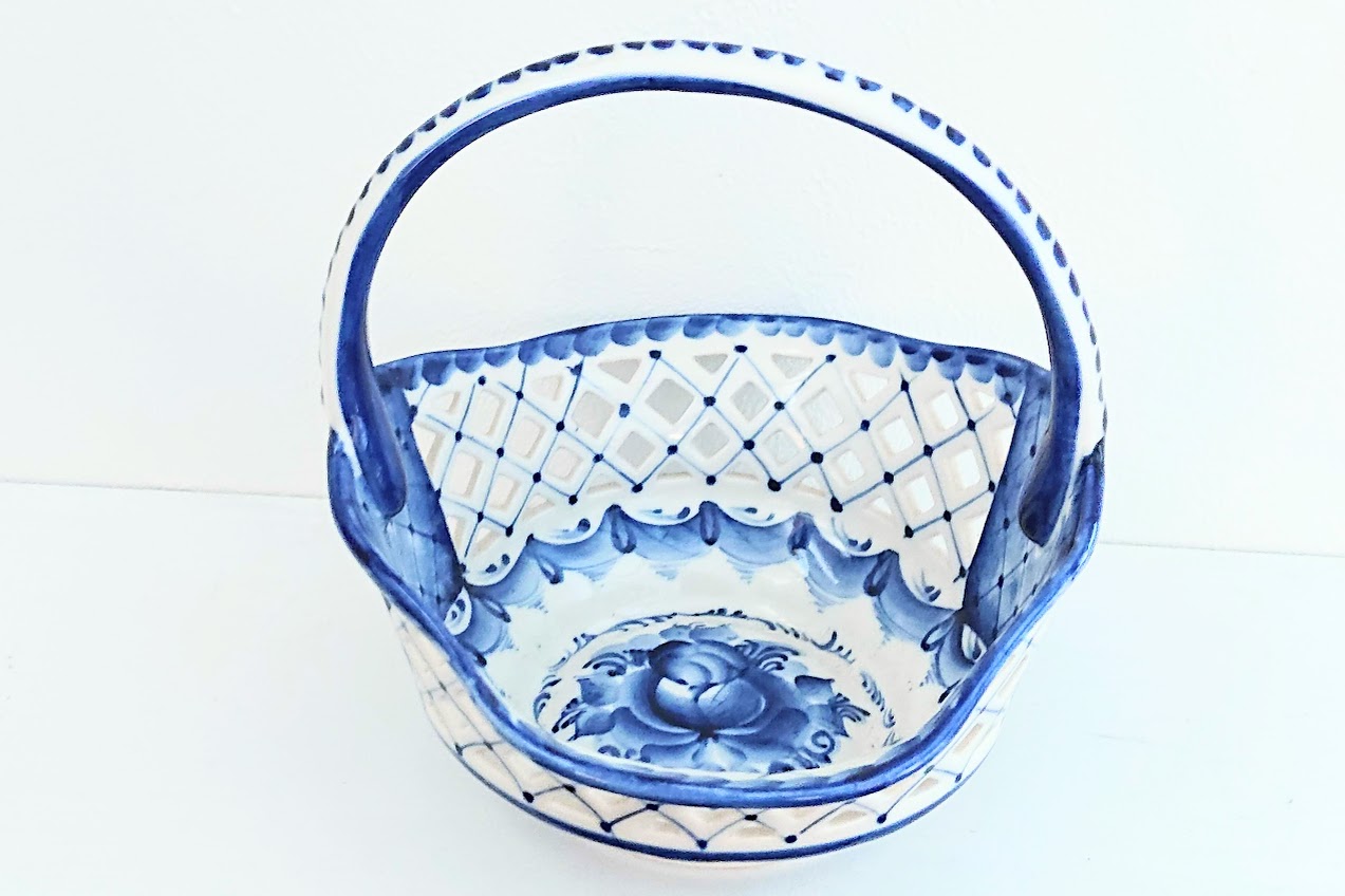 ロシアの陶器　グジェーリ焼　透かし彫り網目カゴの器＜バラ模様＞　/直径約16cm×高さ17cm