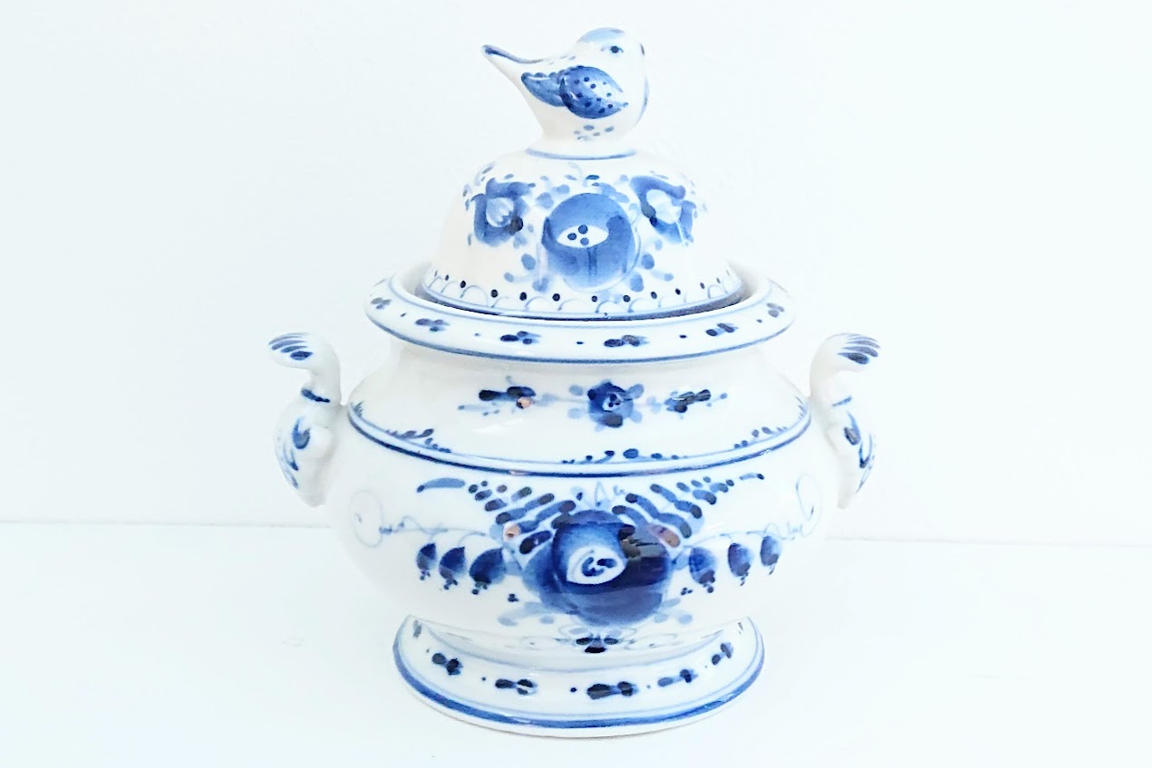 ロシアの陶器　グジェーリ焼　小鳥のシュガーポット　/　最大幅13cm×高さ13.5cm