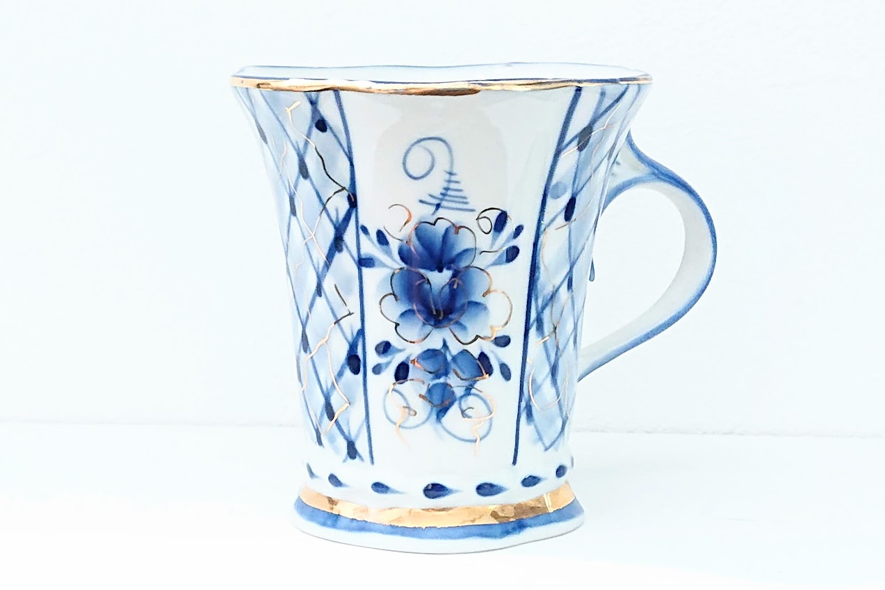 ロシアの陶器　グジェーリ焼　金彩入りマグカップ＜バラ模様＞　/　口径8.7cm×高さ9.3cm