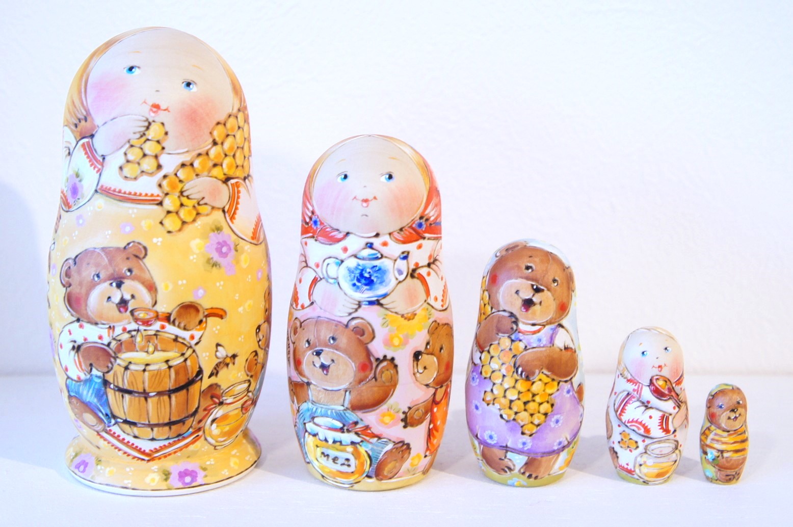 イリーナ・ヴァトゥルーシキナ作　マトリョーシカ　5ピース　＜ハチミツを食べているクマさん＞ 　/12cm