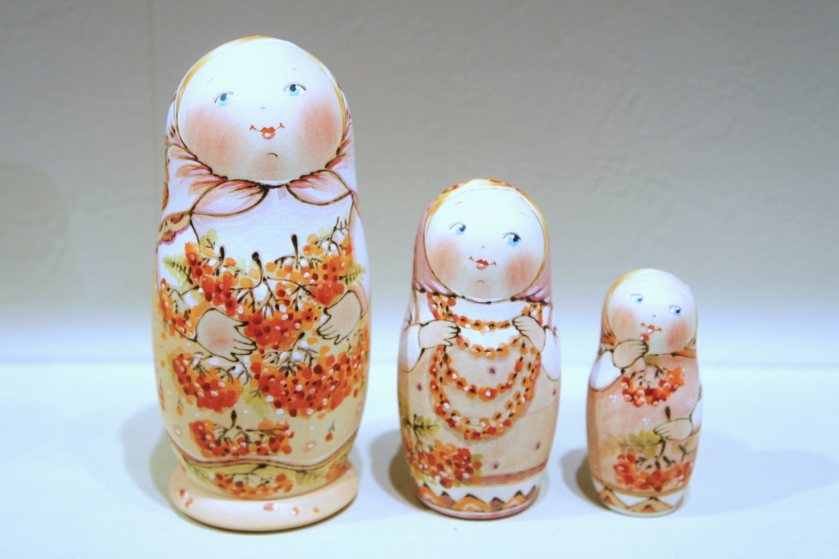 イリーナ・ヴァトゥルーシキナ作　メルヘンマトリョーシカ　３ピース　＜リャビーナ（ナナカマド）の実＞/11.6cm