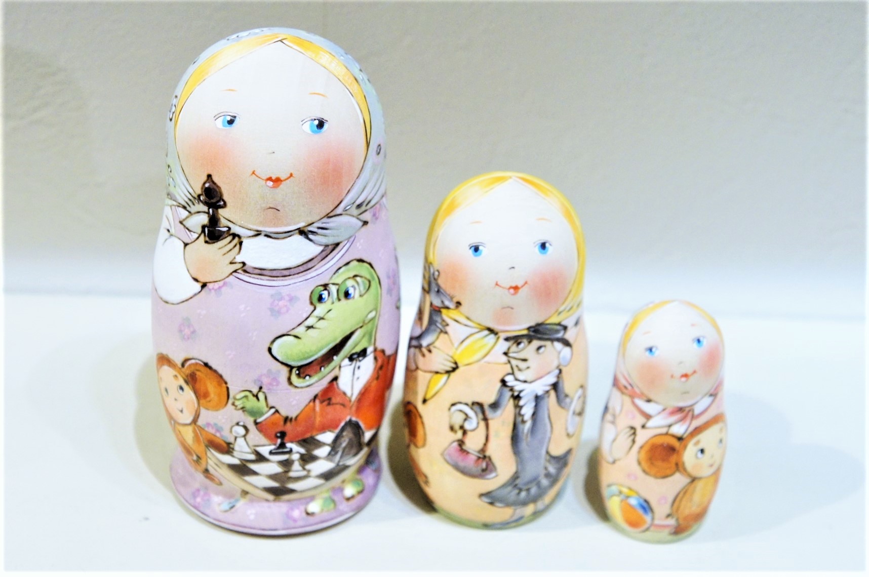 イリーナ・ヴァトゥルーシキナ作　チェブラーシカといっしょマトリョーシカ　３ピース　＜チェス-黒＞/11.5cm