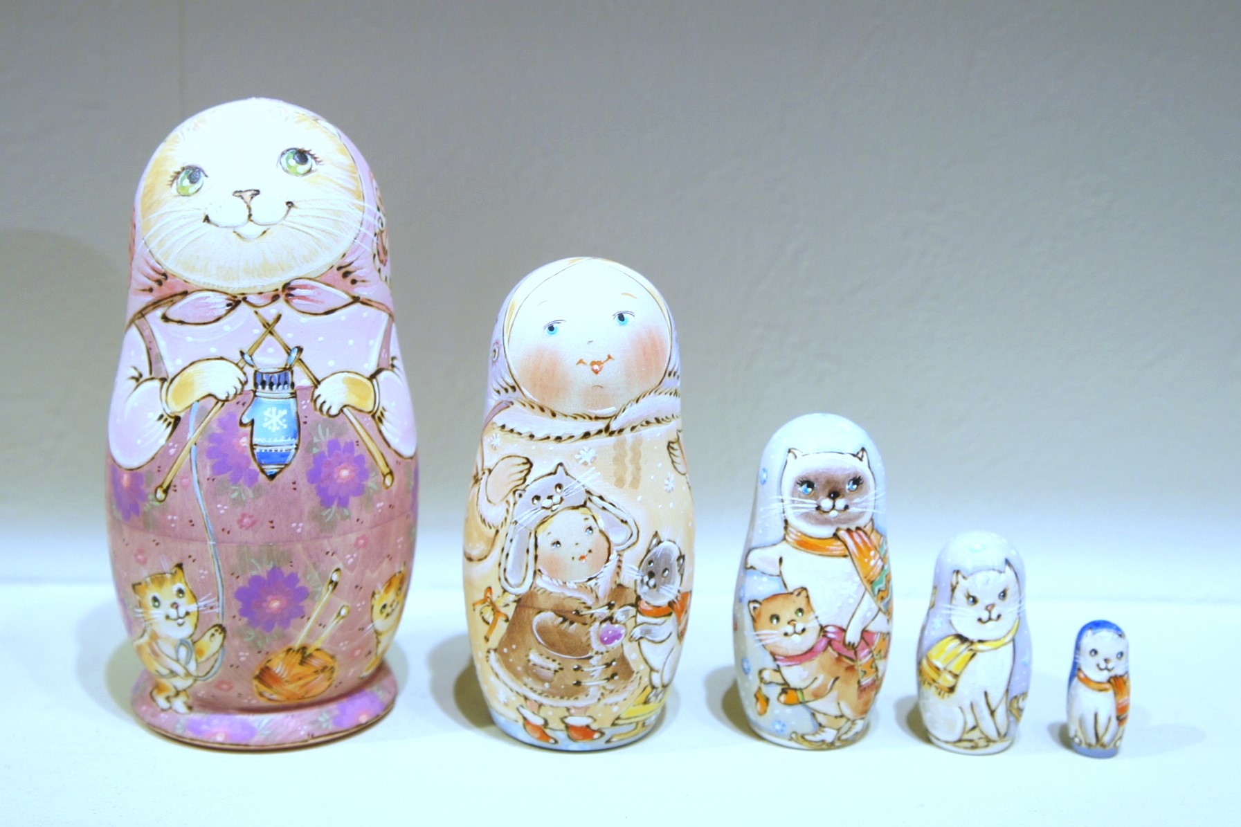 イリーナ・ヴァトゥルーシキナ作　ネコマトリョーシカ　5ピース　＜ネコちゃんたちの冬遊び＞　/12.2cm