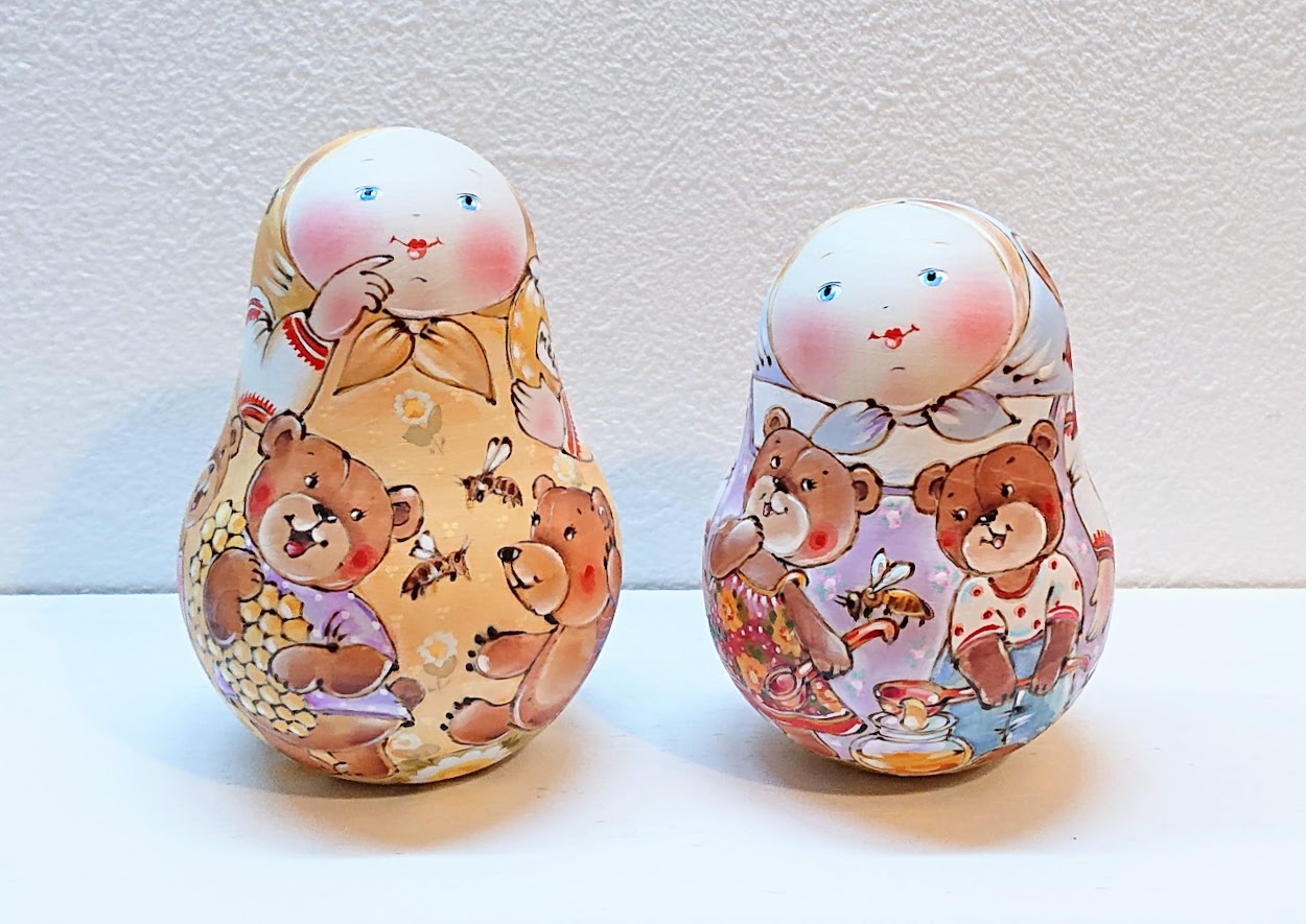 イリーナ・ヴァトゥルーシキナ作　ネヴァリャーシカ（起き上がりこぼし）＜クマとハチミツ＞　2種類/ 8.8＆9.8cm