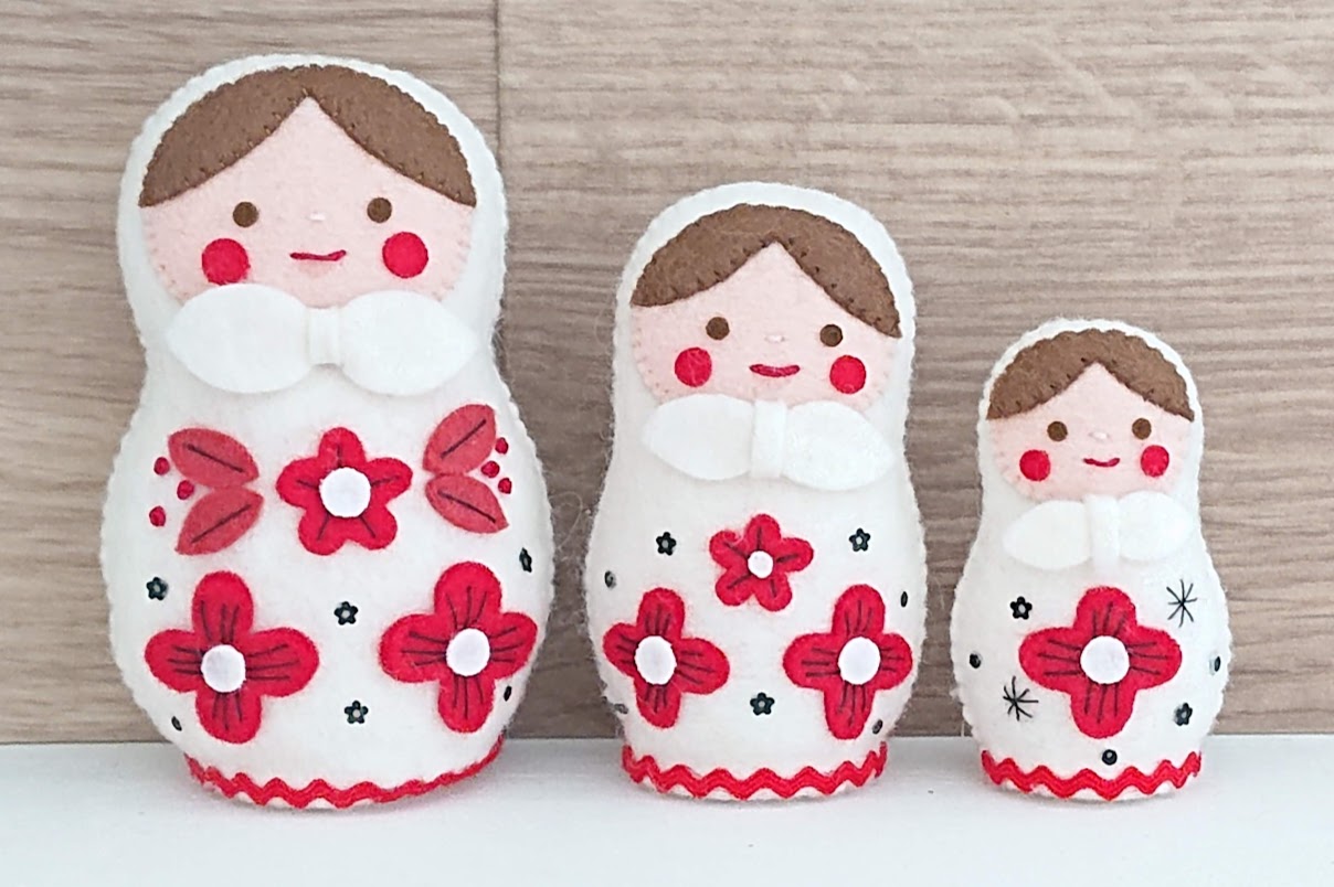 北向邦子作　フエルトマトリョーシカ　＜赤いお花のマトリョーシカ＞　3個セット　/10～6cm