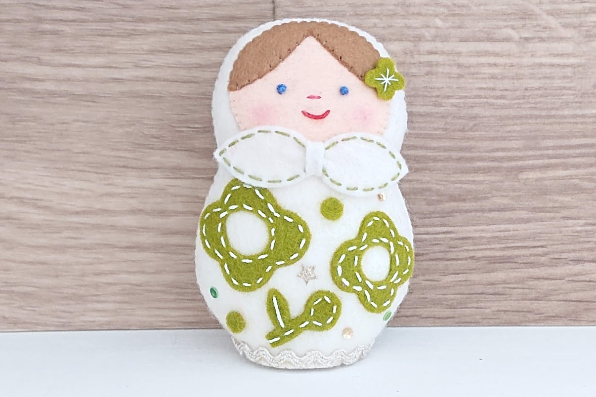 北向邦子作　シートフエルトマトリョーシカ　＜緑のお花のマトリョーシカ＞ /9.5cm