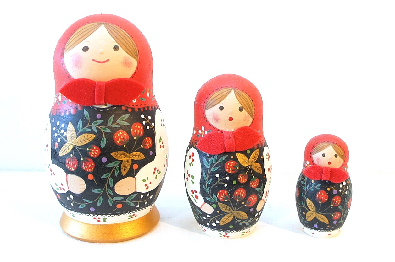北向邦子作　木製ペイント・マトリョーシカ　＜赤いプラトークのホフロマ・マトリョーシカ＞　3ピース　/9.3cm