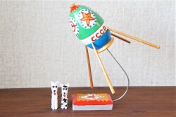 ファミーン作　ハンドメイド！人工衛星スプートニク・マトリョーシカ（卵型)　中に宇宙犬入り★