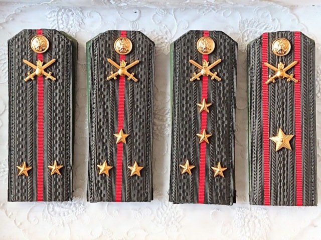 ロシア陸軍　常勤服用肩章　2枚セット　/　陸軍バッジ・階級星章・取り付け用ボタン付き