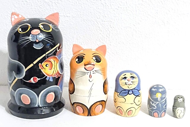 カラフルネコの親子とネズミのマトリョーシカ <黒/魚釣り> 5ピース /9.5cm