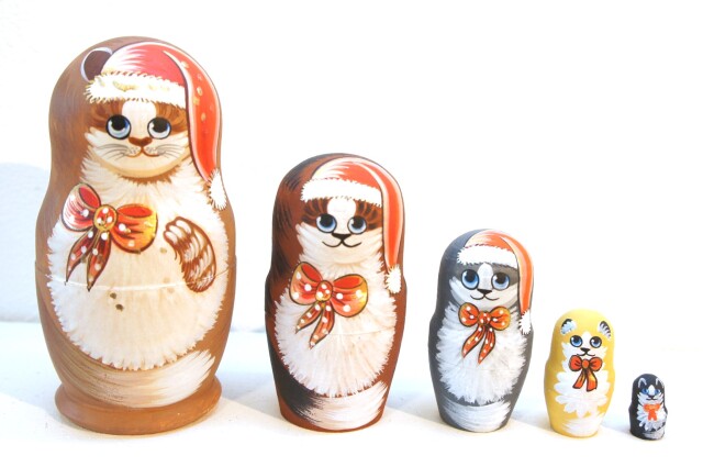 冬のネコ　親子マトリョーシカ＜赤い帽子＆リボン＞　5ピース　/10.4cm