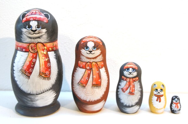 冬のネコ　親子マトリョーシカ＜赤い帽子＆マフラー＞　5ピース　/11.4cm