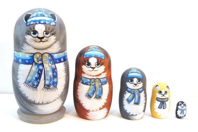 冬のネコ　親子マトリョーシカ＜青い帽子＆マフラー＞　5ピース　/10.5cm