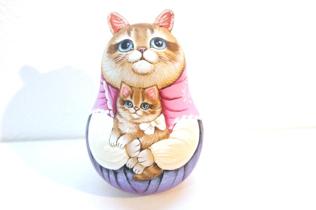 リューチカヴァ作　おしゃれなママネコと子ネコのネヴァリャーシカ（起き上がりこぼし）/9.8cm