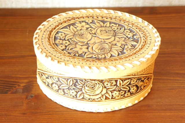 白樺工芸 ベレスタ 縁かがり楕円形箱＜3輪のバラ＞ /16.5×12.5cm×高さ7.5cm