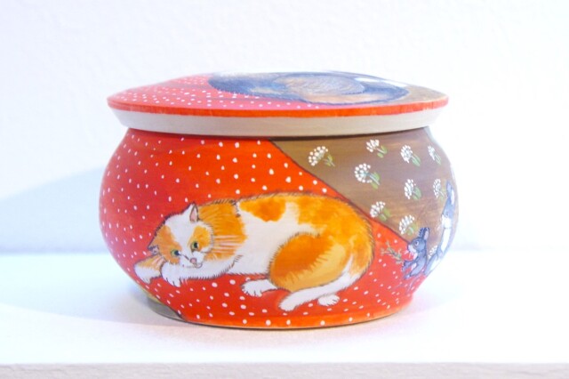 作品例★ハンドメイド ポーチ ジョリーフルール スクーター 猫 赤 オレンジ バボーヴァ作 円形木製箱 ＜赤いカーテンとネコたち＞/ 直径8.6cm×高さ