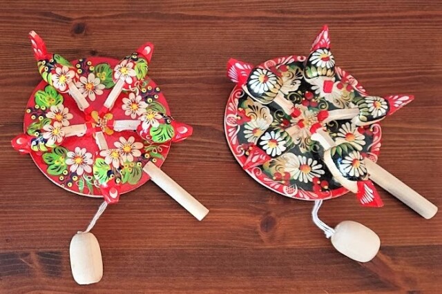 バガロツカエ・木のからくりおもちゃ エサをついばむニワトリ / 直径13cm