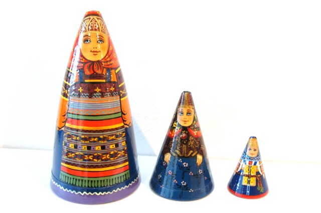 ダラフェエヴァ作 民族衣装 三角(円錐)マトリョーシカ 3ピース<モスクワ、ヴラジーミル、トヴェーリ> /14.5cm