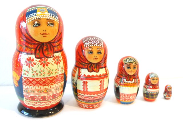 ロシア雑貨店マリンカ ロシア伝統衣装マトリョーシカ(8P)『赤のチンツ』コンクール受賞作品☆タチアナ作 / マトリョーシカ タチアナ・オレニコワ作 置物