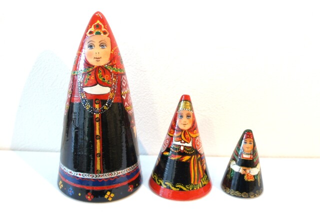 ダラフェエヴァ作 民族衣装 三角(円錐)マトリョーシカ 3ピース<スモレンスク、クルスク、アルハンゲリスク> /15.2cm