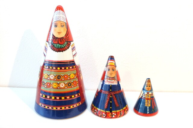 ダラフェエヴァ作 民族衣装 三角(円錐)マトリョーシカ 3ピース<ヴォロネジ、カルーガ、トヴェーリ> /15.2cm
