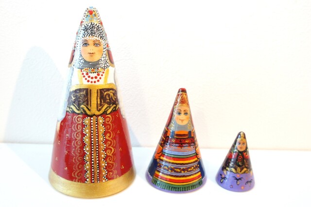 ダラフェエヴァ作 民族衣装 三角(円錐)マトリョーシカ 3ピース<オロネツ、モスクワ、ヴラジーミル> /15cm