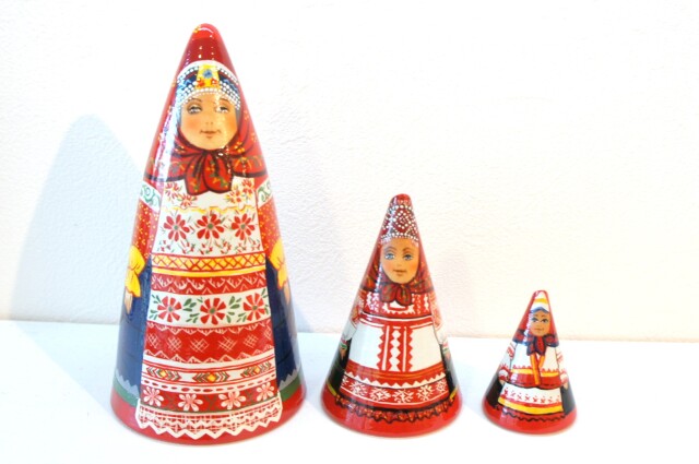 ダラフェエヴァ作 民族衣装 三角(円錐)マトリョーシカ 3ピース<カルーガ、オリョール、リャザン>/14.5cm