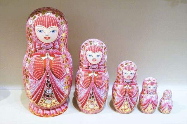 フィラートヴァ作 「祈り」 キラキラ!ひょうたん型マトリョーシカ 5ピース<赤> /21cm