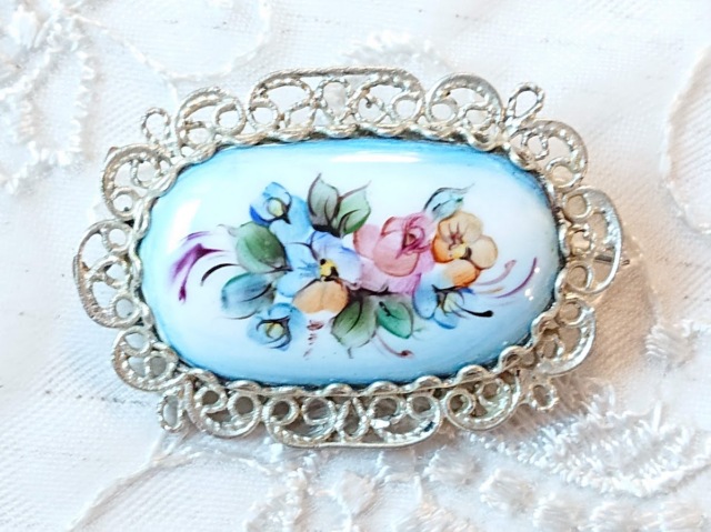 ロシアの伝統的エナメル工芸 フィニフティ・ブローチ＜水色地に花柄