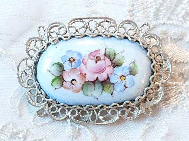 ロシアの伝統的エナメル工芸 フィニフティ・ブローチ＜水色地に花柄