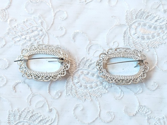 ロシアの伝統的エナメル工芸 フィニフティ・ブローチ＜水色地に花柄