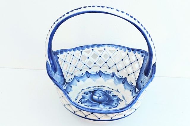 ロシアの陶器 グジェーリ焼 透かし彫り網目カゴの器<バラ模様> /直径約16cm×高さ17cm