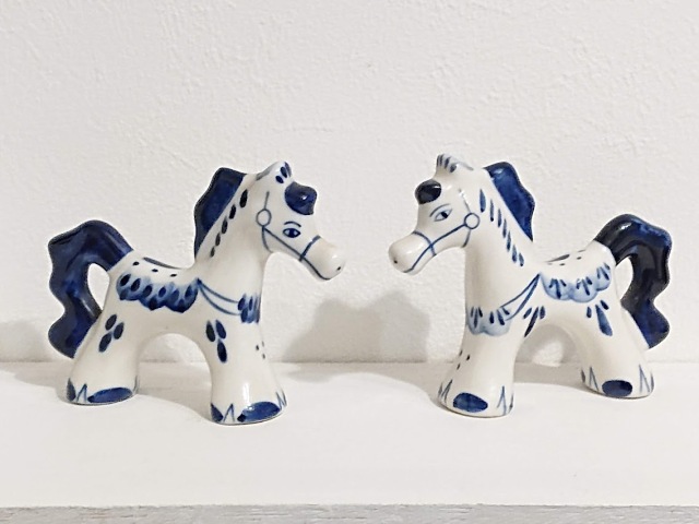 ロシアの陶器 グジェーリ焼 馬のオーナメント /高さ8.4cm