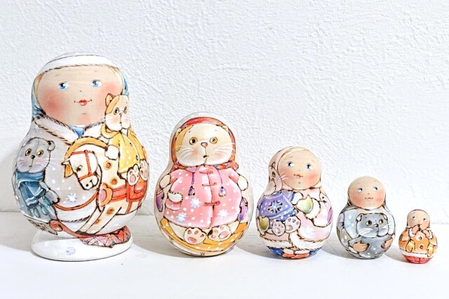 イリーナ・ヴァトゥルーシキナ作　ダルマ型マトリョーシカ　5ピース　＜ネコのぬいぐるみ・バーシックとリリと木馬＞　/9.7cm