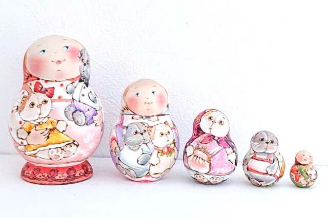 イリーナ・ヴァトゥルーシキナ作　ダルマ型マトリョーシカ　5ピース　＜ネコのぬいぐるみ・バーシックとリリのおでかけ＞　/9.7cm