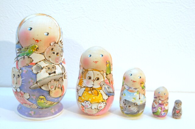 イリーナ・ヴァトゥルーシキナ作　カラフルマトリョーシカ　5ピース　＜ネコのぬいぐるみ・バーシックとリリとインコ＞　/10.6cm