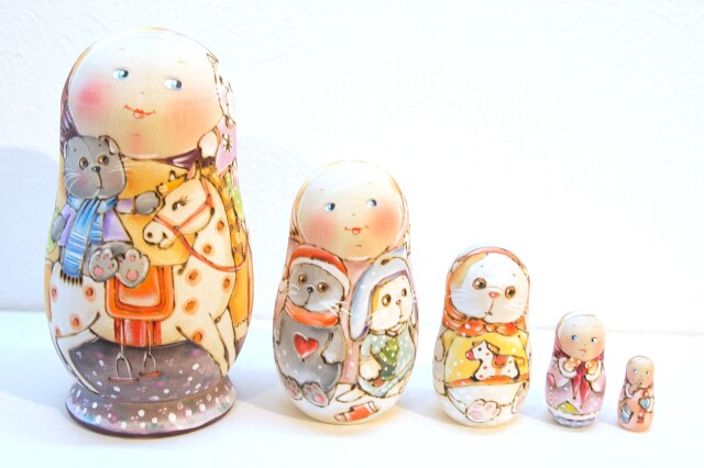 イリーナ・ヴァトゥルーシキナ作　カラフルマトリョーシカ　5ピース　＜ネコのぬいぐるみ・バーシックとリリと木馬＞　/10.8cm
